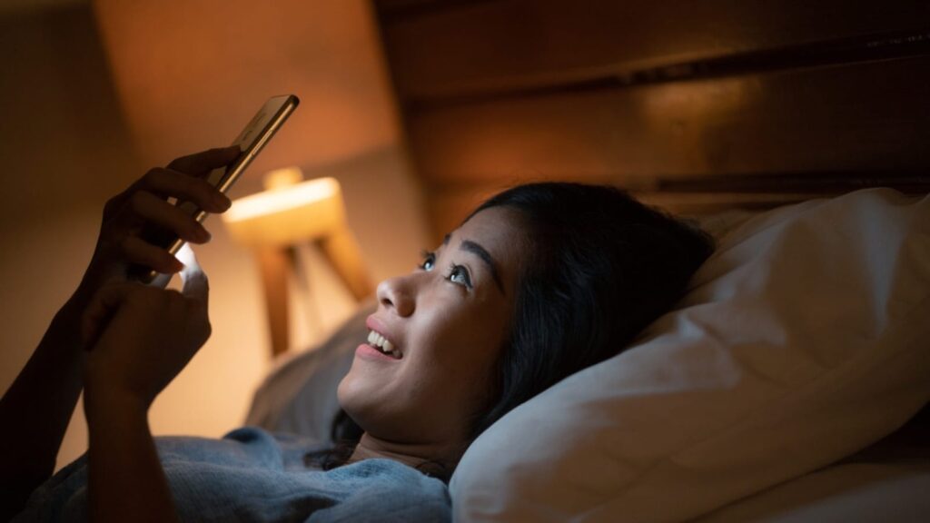 Eye Doctors Warn: Put These Things in Place Before Scrolling at Night