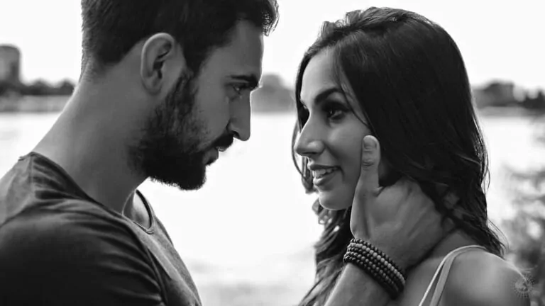 Men, Pay Attention: When a Woman Does These 2 Things, Love Is in the Air