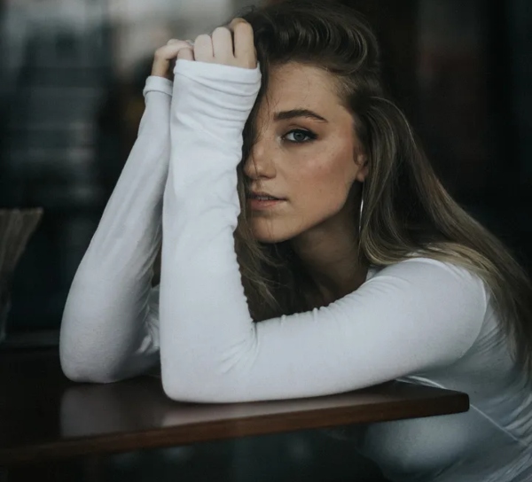 4 Reasons Men Are Afraid To Approach Beautiful Women